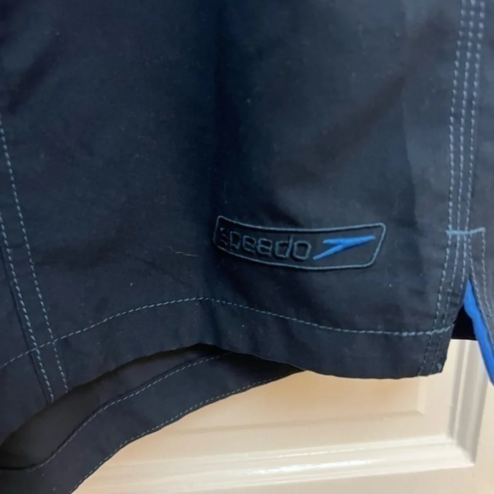 Mens Speedo swim shorts. Size medium. - Picture 2 of 4